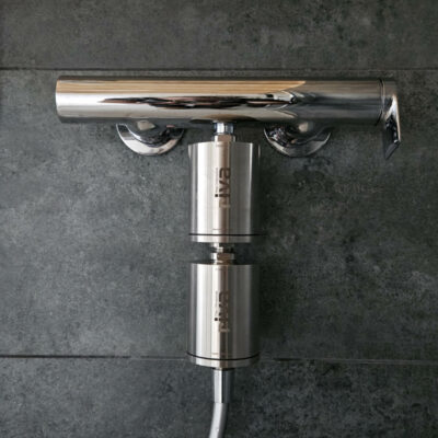 Das Bild zeigt das riva Alva Life Safe Pro Set, bestehend aus einem Aktivkohlefilter und einem Hohlfasermembranfilter, montiert in einer Dusche. Die beiden Filter sind am zwischen Duscharmatur und Duschbrause angebracht, was eine effektive Filtration von Schadstoffen und Bakterien im Duschwasser ermöglicht. 