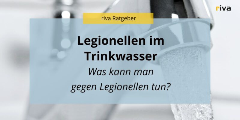 Titelbild für einen Ratgeber, auf der Grafik steht Legionellen im Trinkwasser, was kann man tun? Im Hintergrund sieht man einen laufenden Wasserhahn