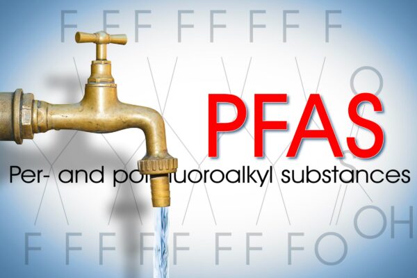 Ein Bild in dem links ein Wasserhahn zu sehen ist, aus dem Wasser kommt und rechts im Bild steht PFAS, was für per- und polyfluorierte Alkylsubstanzen steht