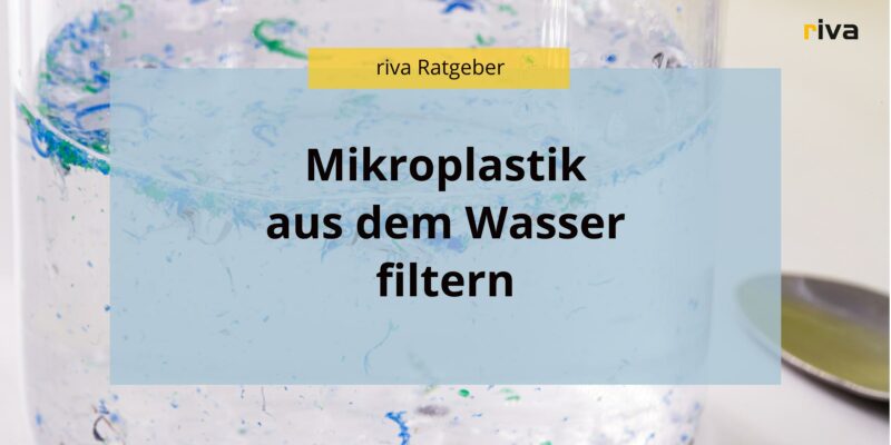 Titelbild für einen Ratgeber über Trinkwasser, auf der Grafik steht Mikroplastik aus dem Wasser filtern, Im Hintergrund sieht man ein Glas Wasser, darin schwimmt Mikroplastik, mit einem Wasserfilter kann dies aus dem Wasser entfernt werden