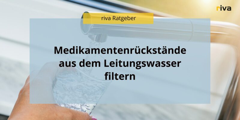 Eine Grafik auf welcher steht: Medikamentenrückstände aus dem Leitungswasser filtern. Im Hintergrund sieht man eine Hand, die ein Glas hält uns Wasser aus deinem Wasserhahn entnimmt. Mit einem Wasserfilter gegen Medikamente kann man sich effektiv gegen Arzneimittelrückstände im Leitungswasser schützen